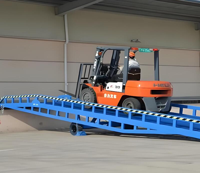 乌烈镇移动式卸货平台（叉车用）